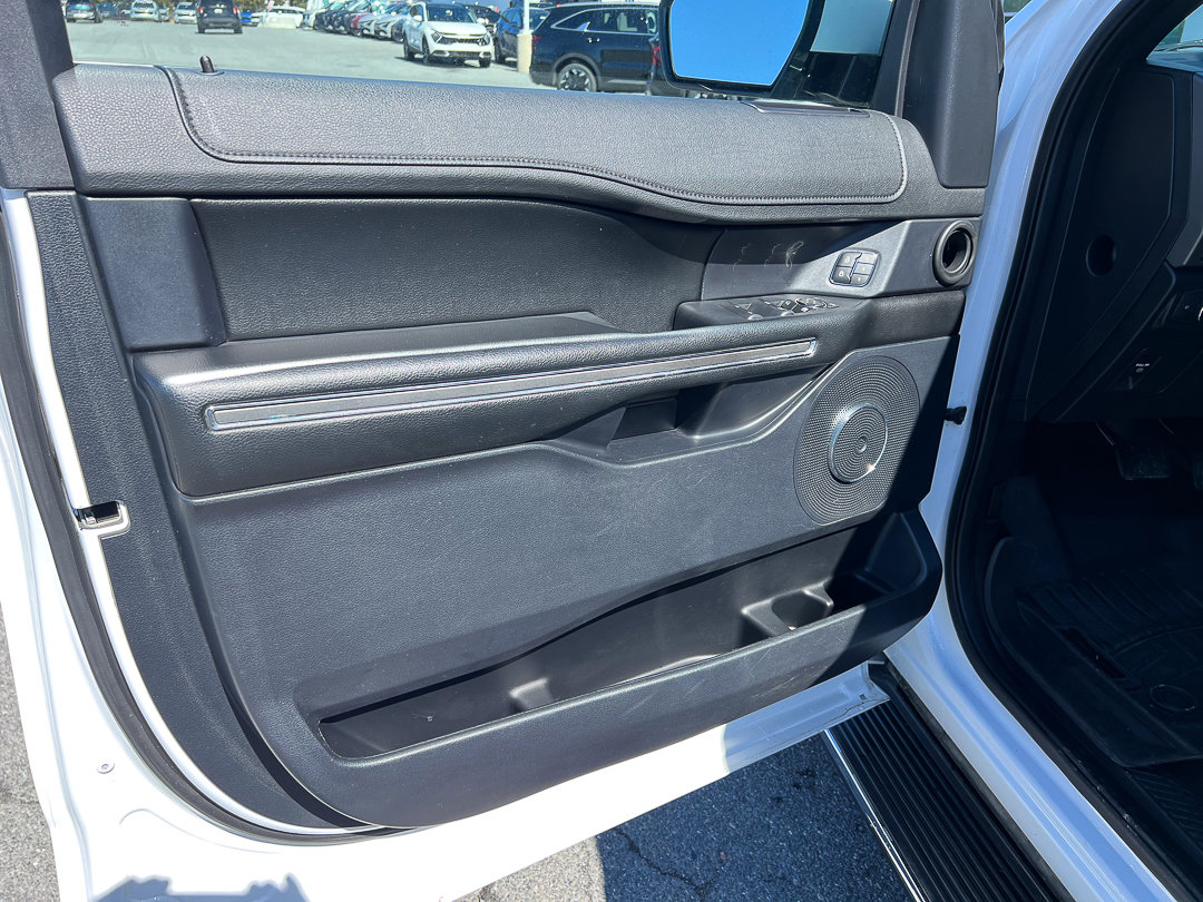 Used 2020 Ford Expedition XLT w/ Equipment Group 202A AWD/4WD image 17
