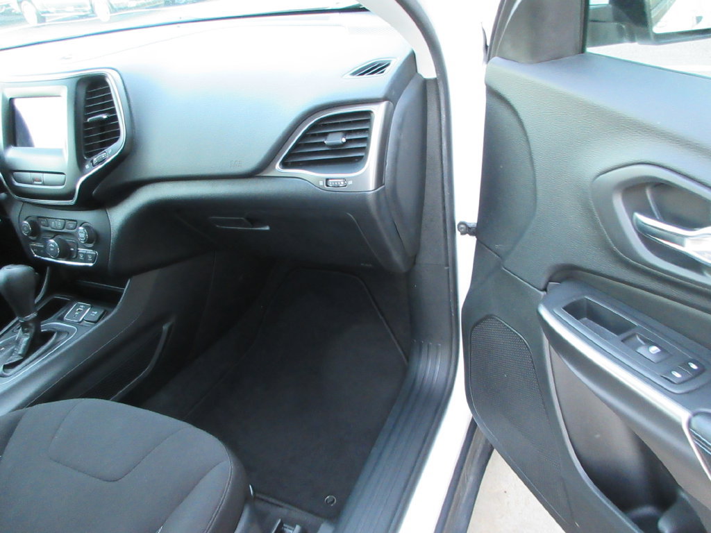 Used 2020 Jeep Cherokee Latitude FWD image 19