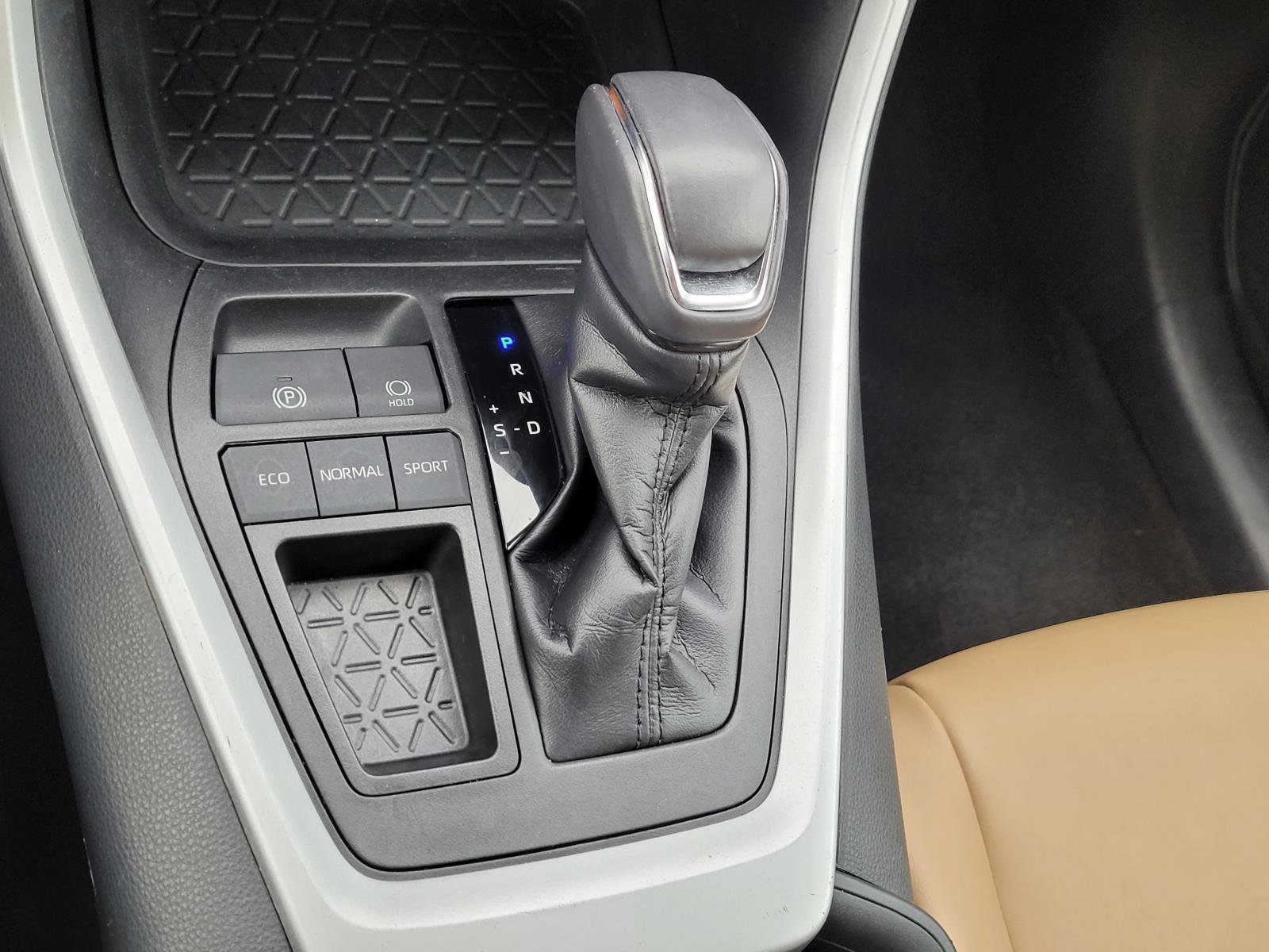 Used 2019 Toyota RAV4 XLE Premium image 14