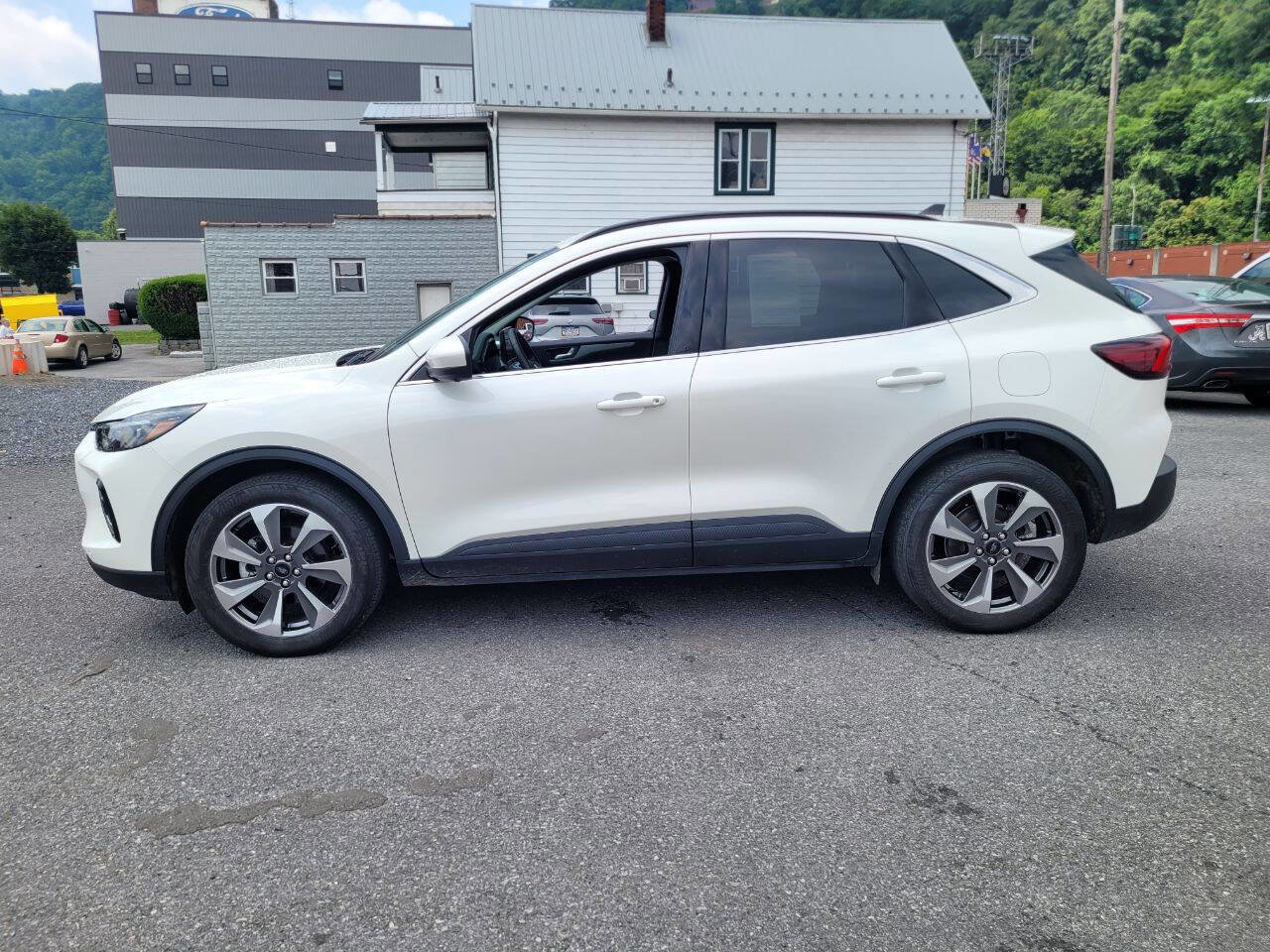 Used 2023 Ford Escape Platinum image 5