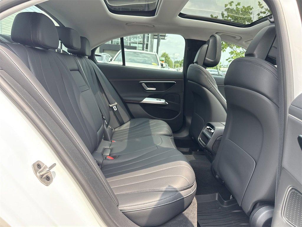 Used 2025 Mercedes-Benz E 350 4MATIC Sedan image 17