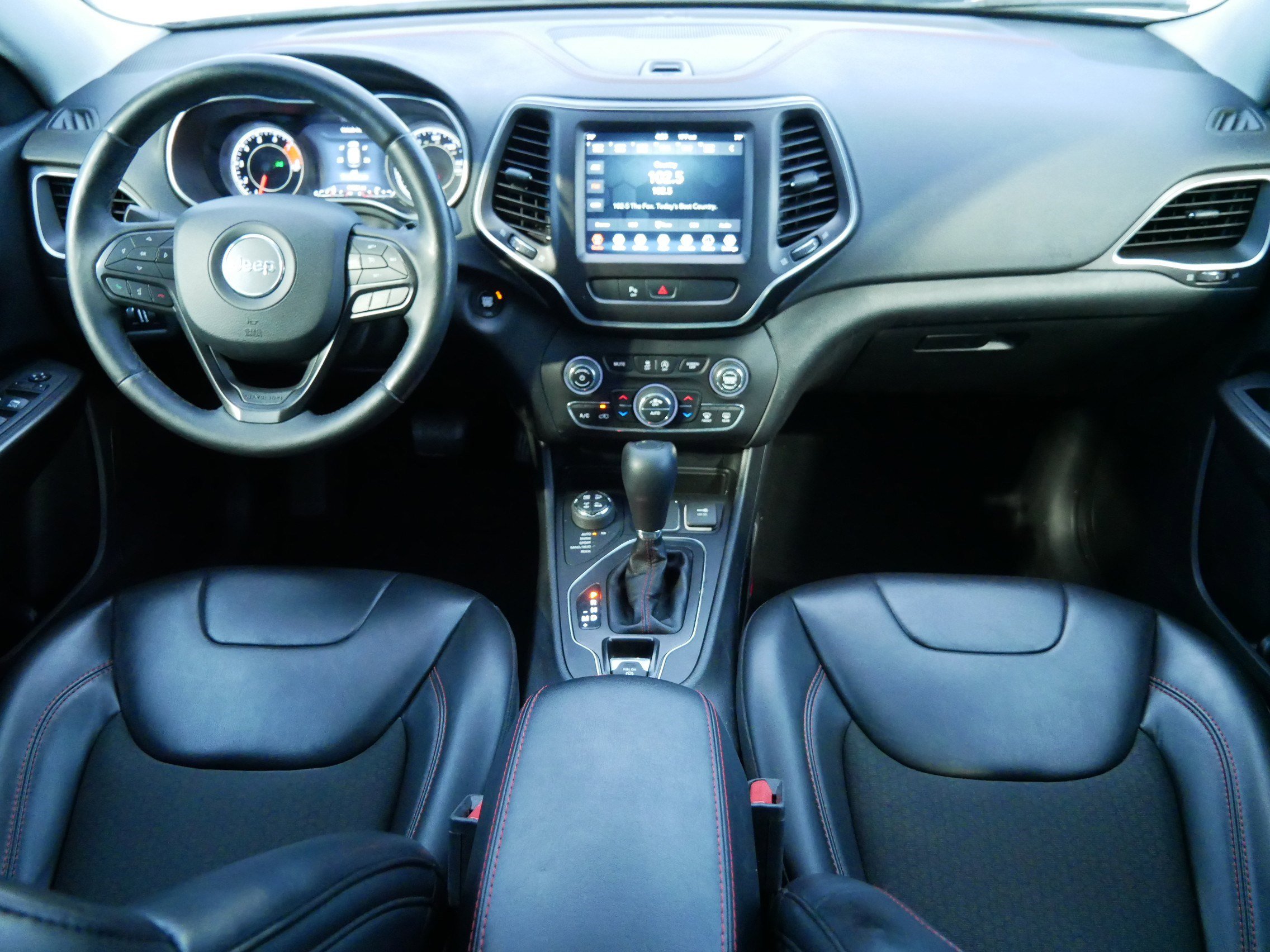 Used 2019 Jeep Cherokee Trailhawk w/ Cold Weather Group image 10