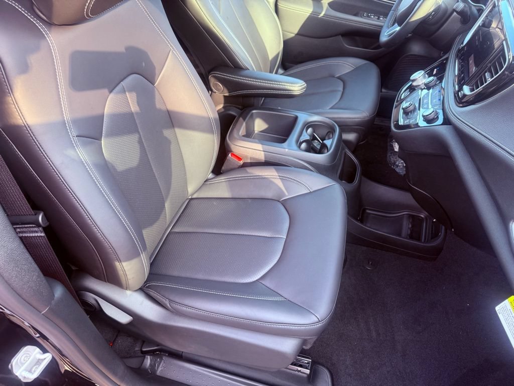 New 2026 Chrysler Pacifica Select FWD image 26