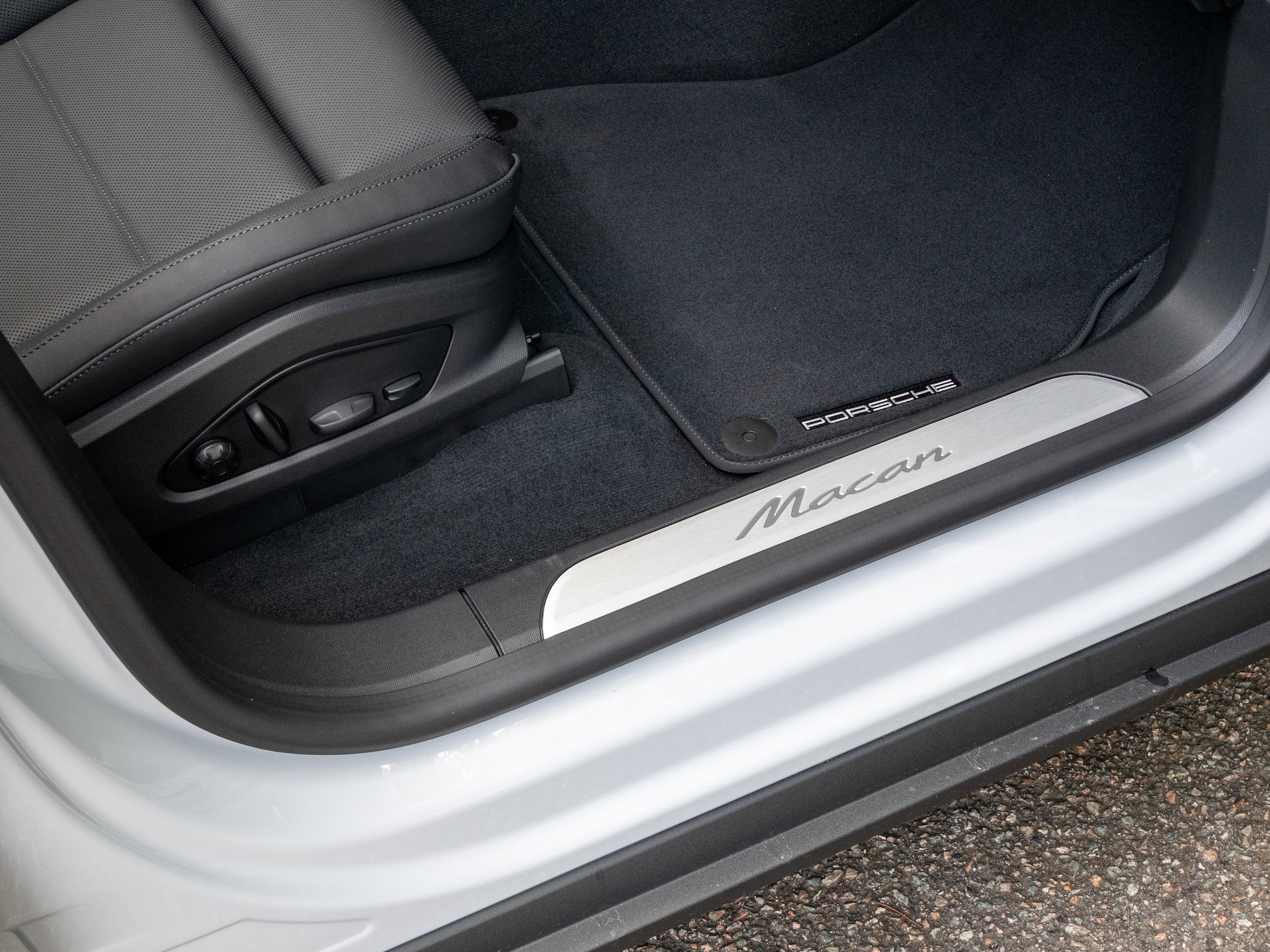 New 2025 Porsche Macan Electric RWD image 30