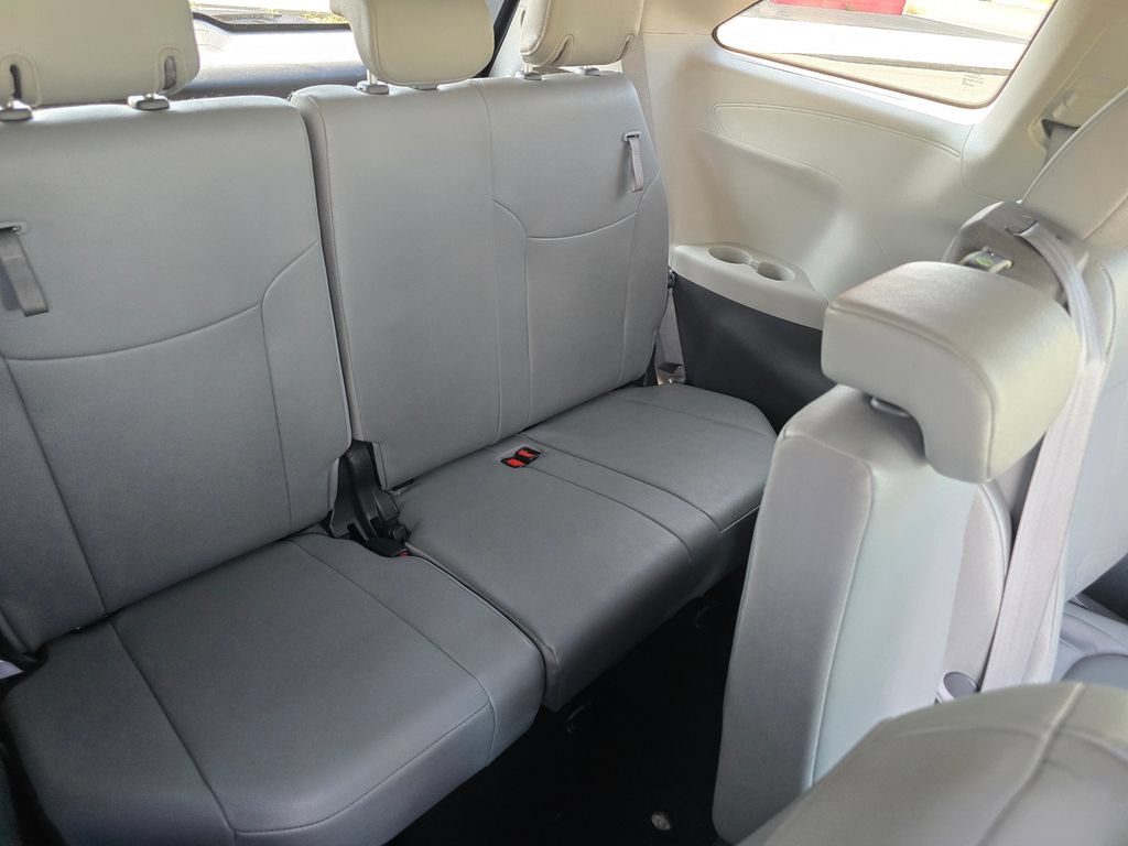 Certified 2024 Toyota Sienna XLE FWD image 21