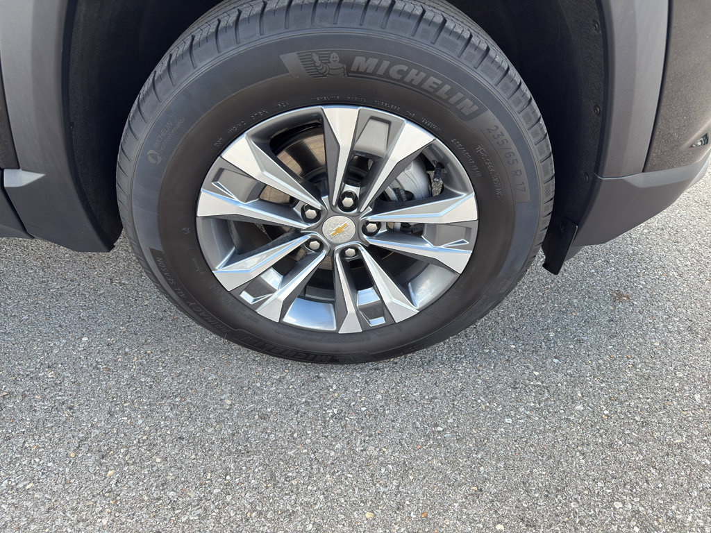 Used 2025 Chevrolet Equinox LT w/ Convenience Package II image 3