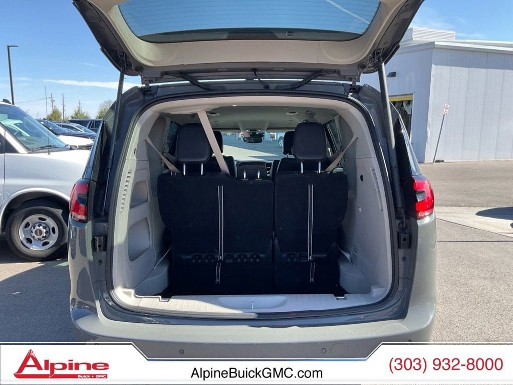 Used 2023 Chrysler Pacifica Touring-L FWD image 20