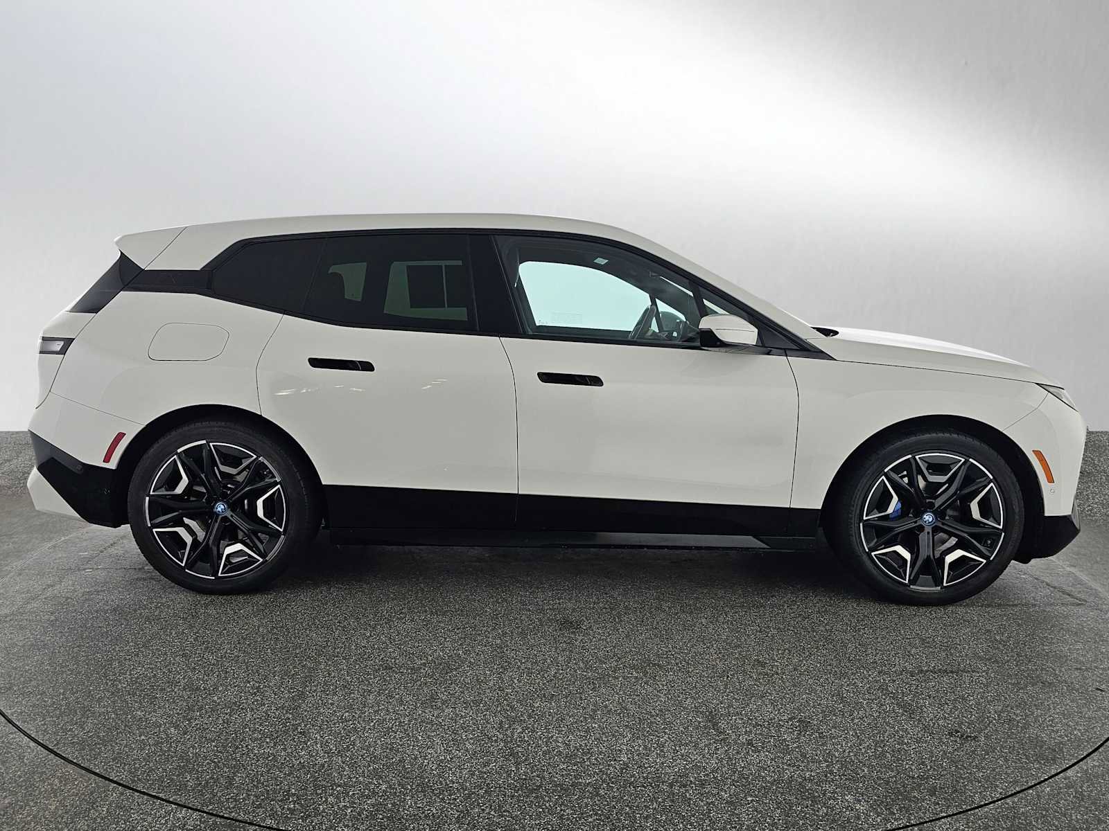 Used 2022 BMW iX xDrive50 w/ Premium Package AWD/4WD image 2