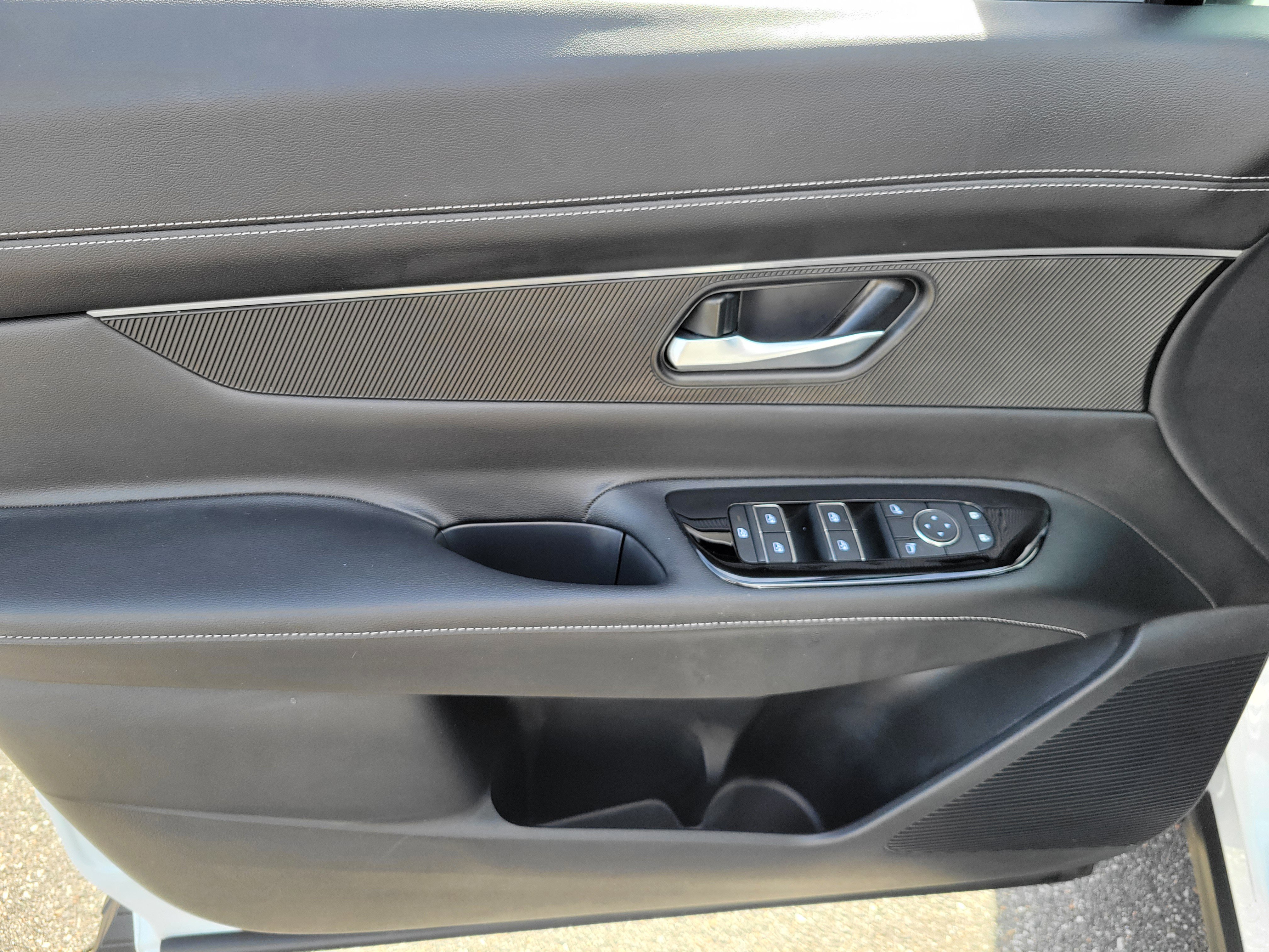 Certified 2025 Nissan Murano SV image 9