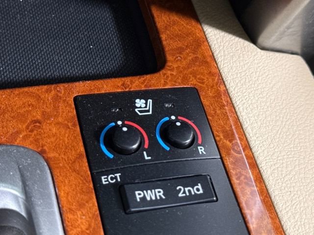 Used 2013 Toyota Land Cruiser image 38