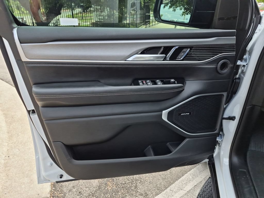 New 2026 Jeep Grand Wagoneer 4WD image 17
