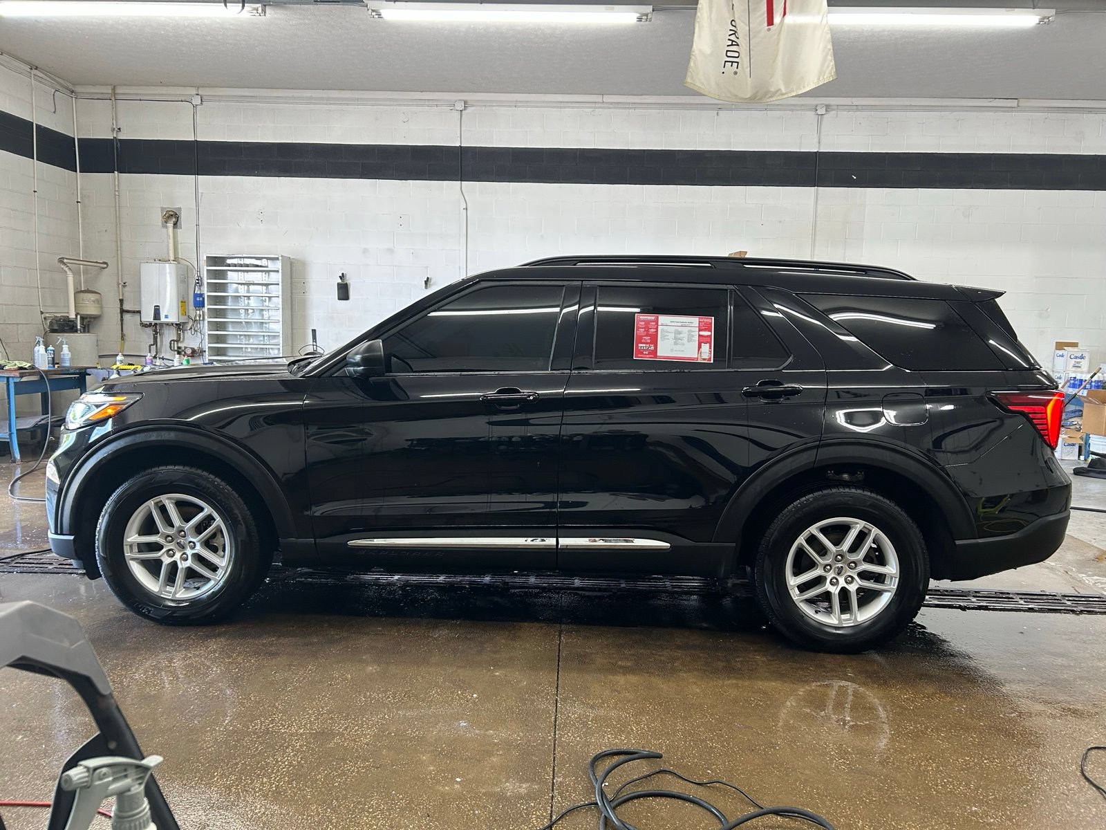 Used 2025 Ford Explorer Active AWD/4WD image 2