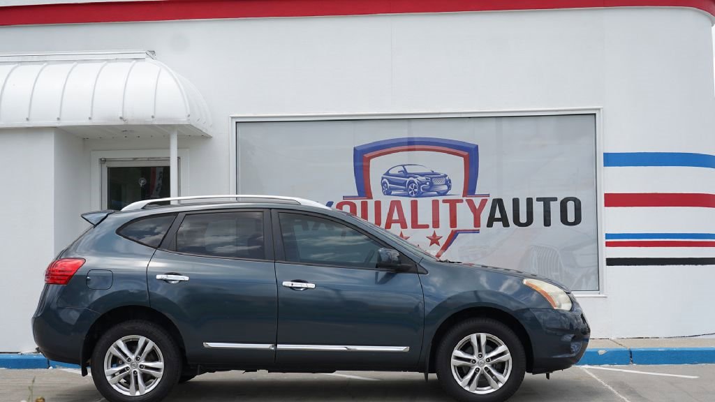 Used 2013 Nissan Rogue SV image 2