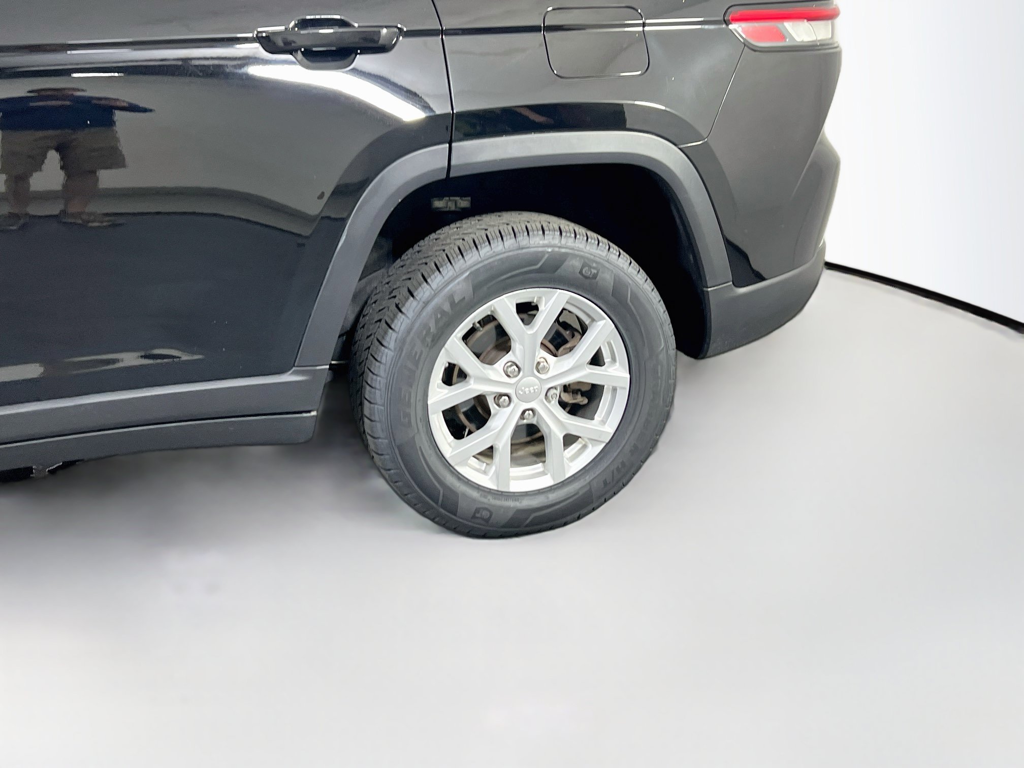 Used 2023 Jeep Grand Cherokee Limited w/ Luxury Tech Group II AWD/4WD image 30