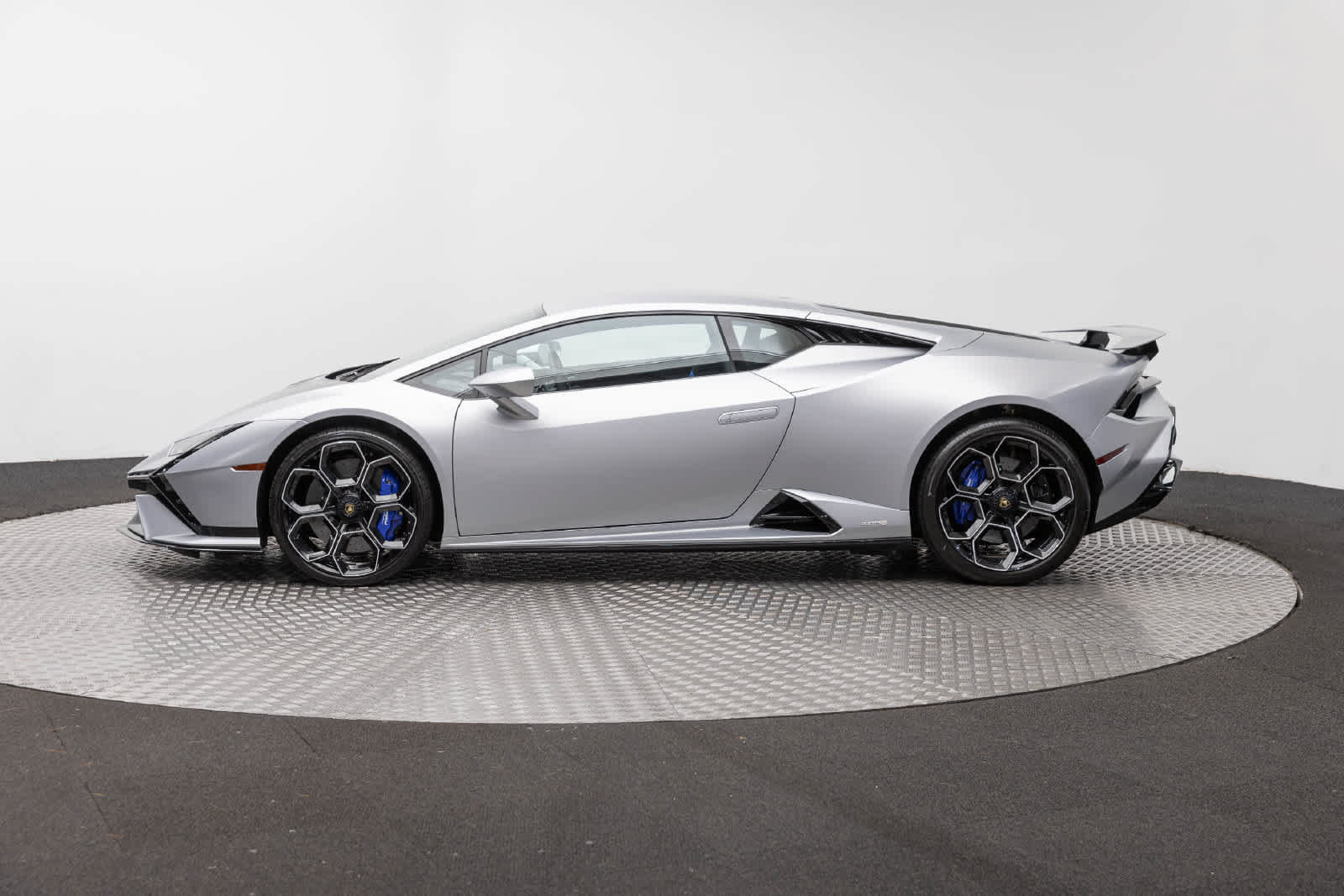 Used 2023 Lamborghini Huracan Tecnica RWD image 3