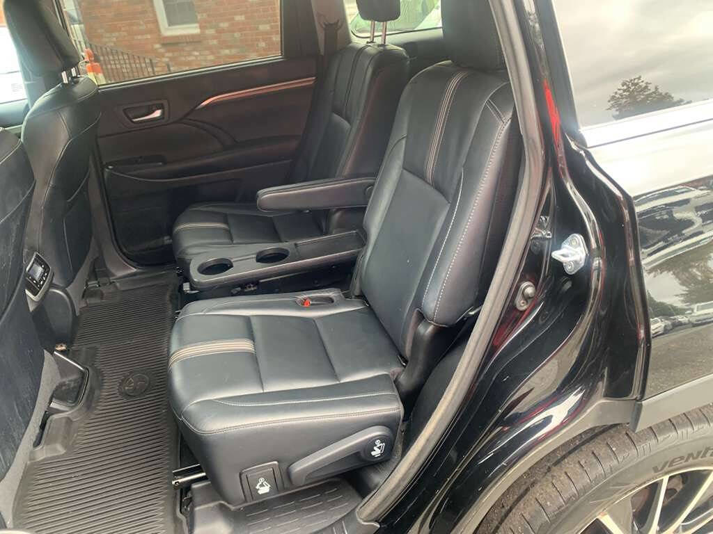 Used 2018 Toyota Highlander SE image 27