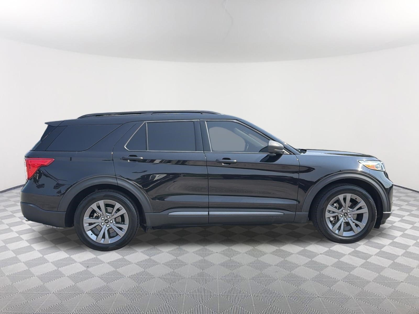 Used 2021 Ford Explorer XLT w/ Equipment Group 202A RWD image 7
