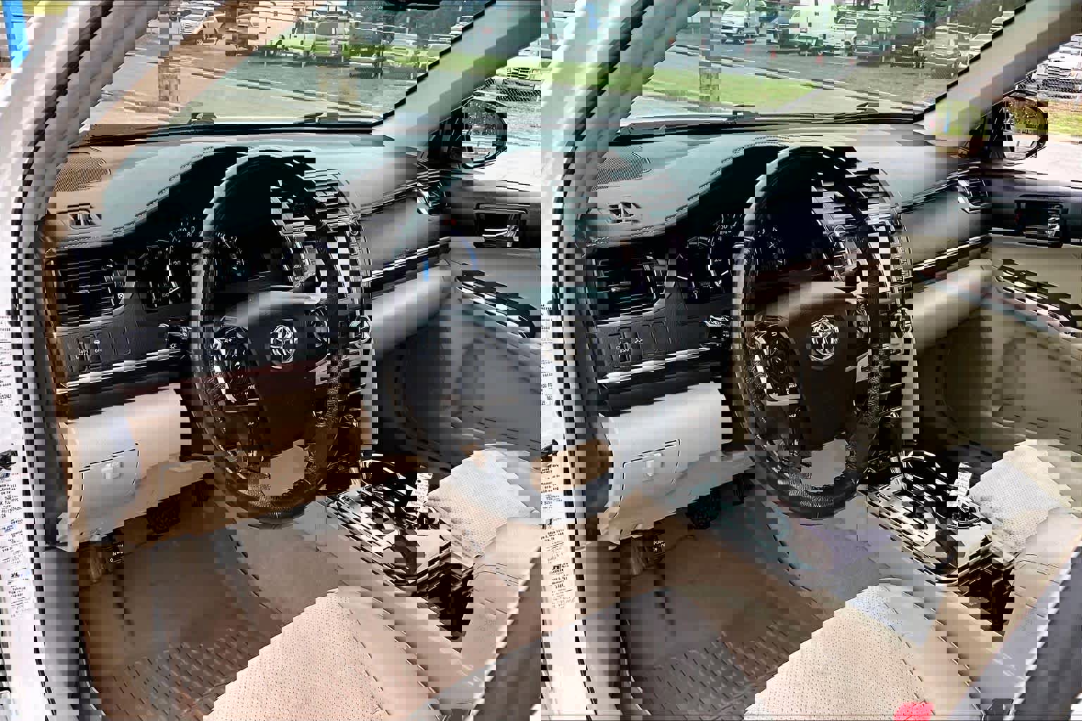 Used 2012 Toyota Camry XLE w/ Leather Pkg FWD image 18