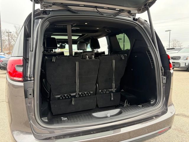 Used 2022 Chrysler Pacifica Limited w/ Uconnect Theater Family Group FWD image 30
