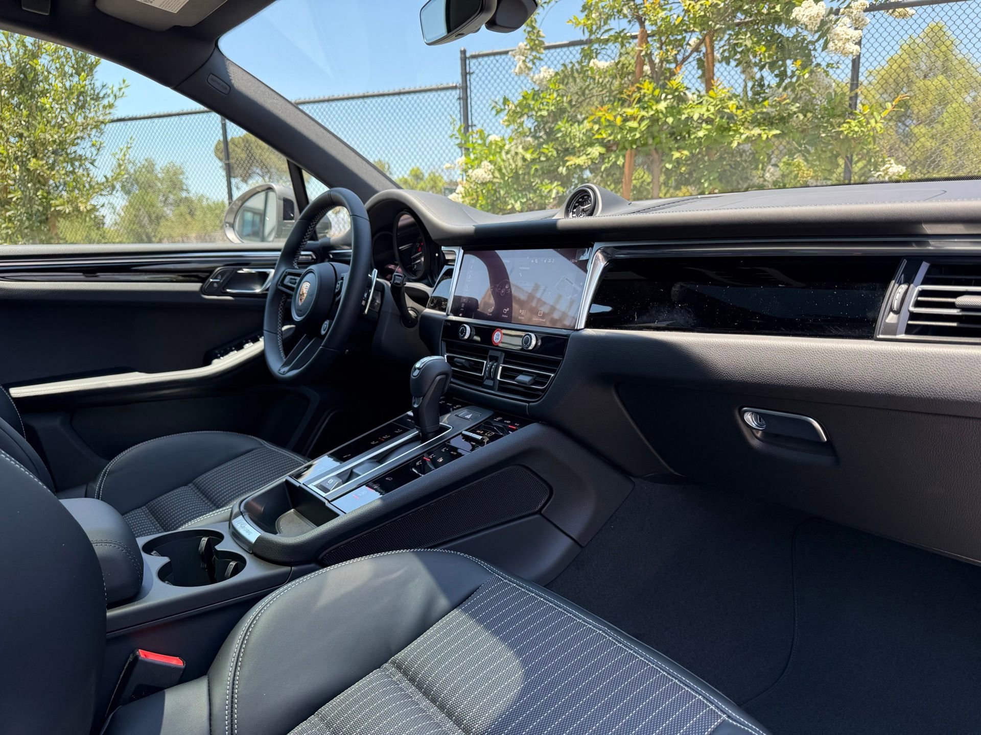 Used 2025 Porsche Macan image 25