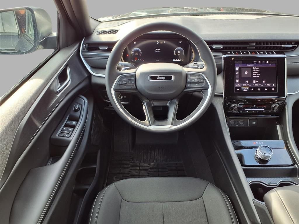 New 2025 Jeep Grand Cherokee Laredo AWD/4WD image 4