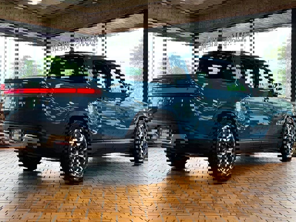 Used 2022 Rivian R1T Adventure image 12