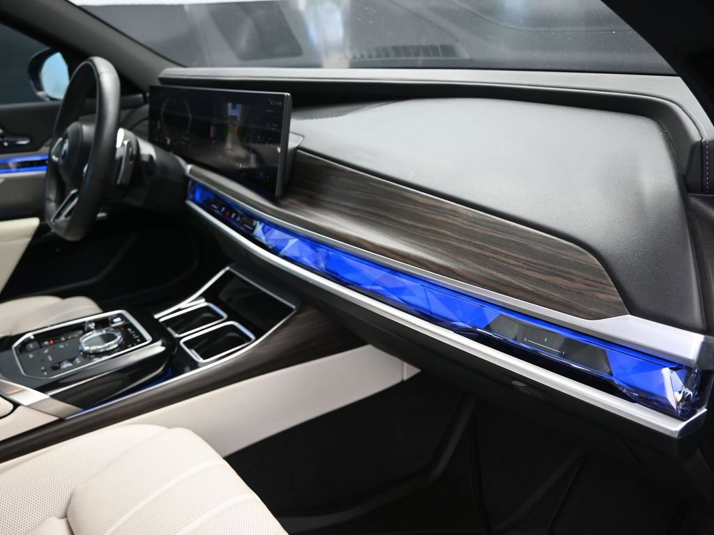 Used 2023 BMW 740i image 25