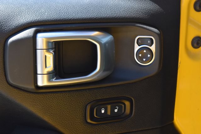 Used 2018 Jeep Wrangler Unlimited Sahara AWD/4WD image 13