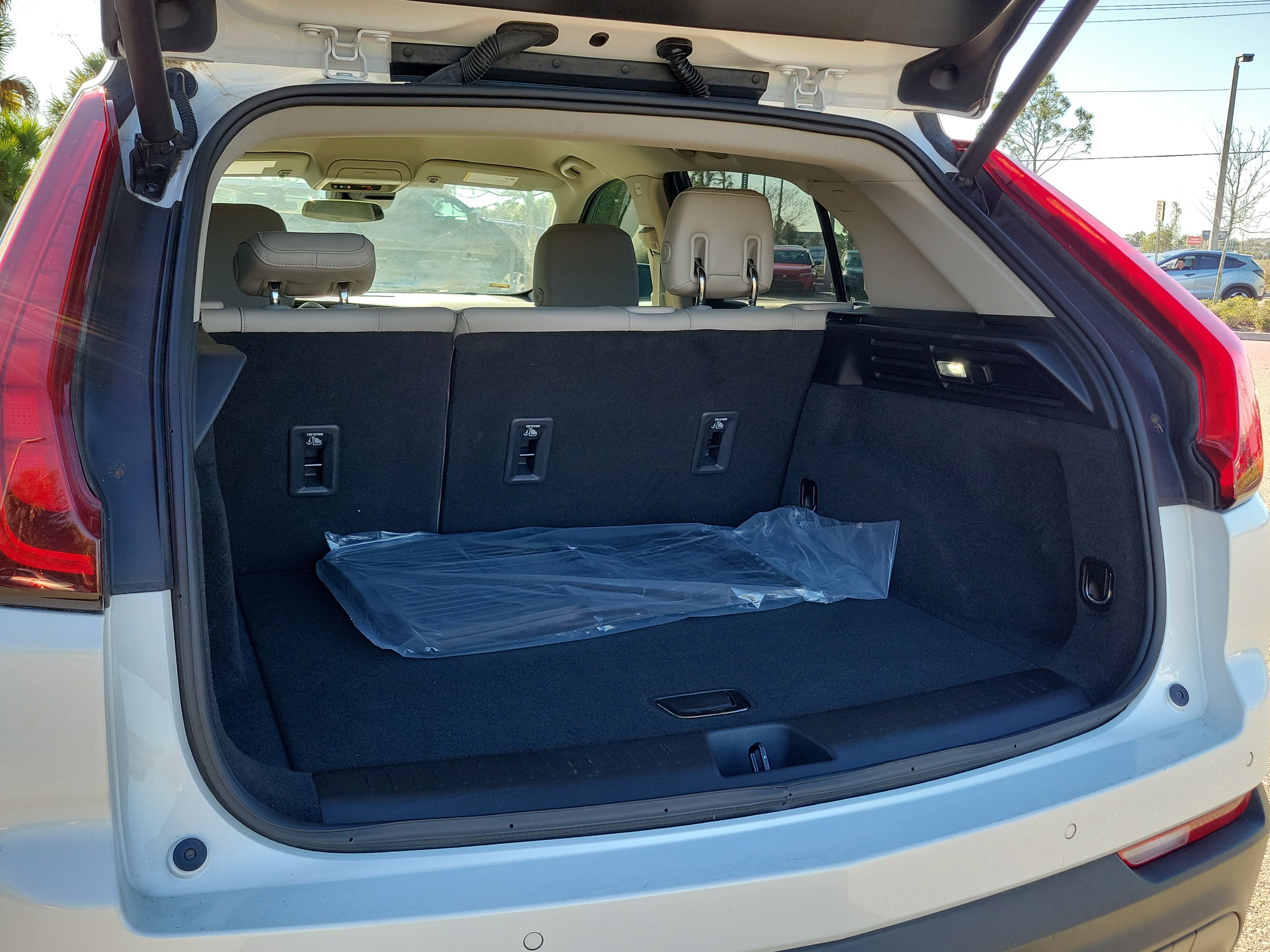 Used 2021 Cadillac XT4 Luxury w/ Driver Awareness Package image 14