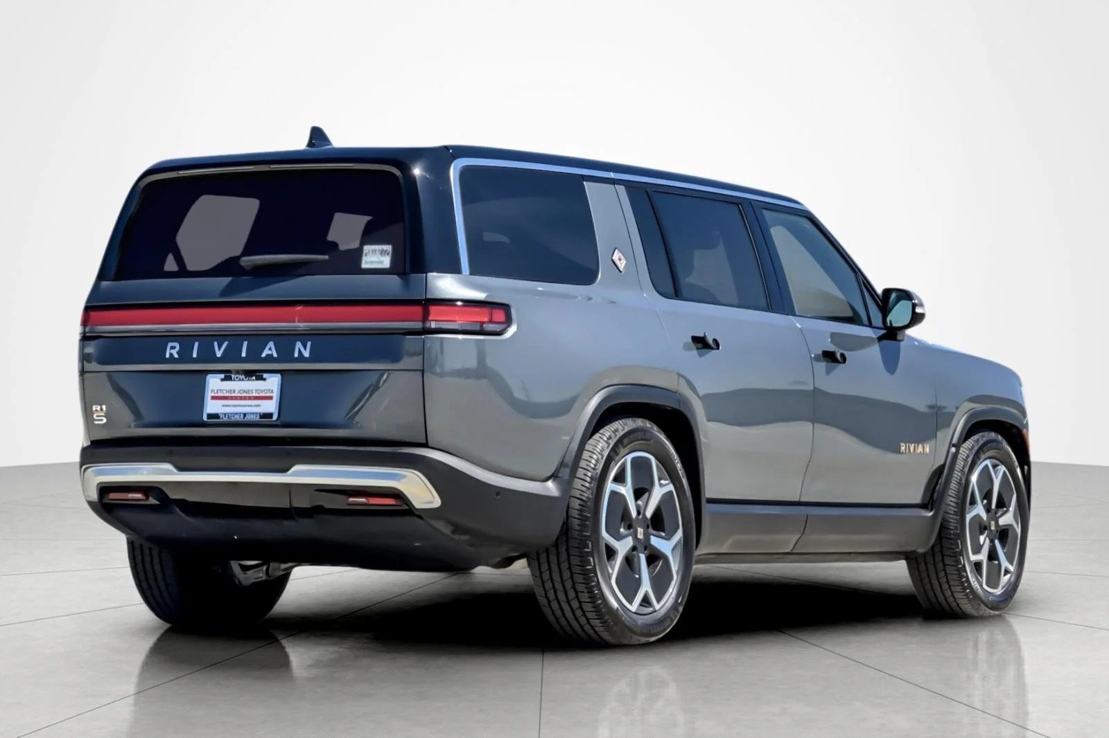 Used 2024 Rivian R1S Adventure AWD/4WD image 5