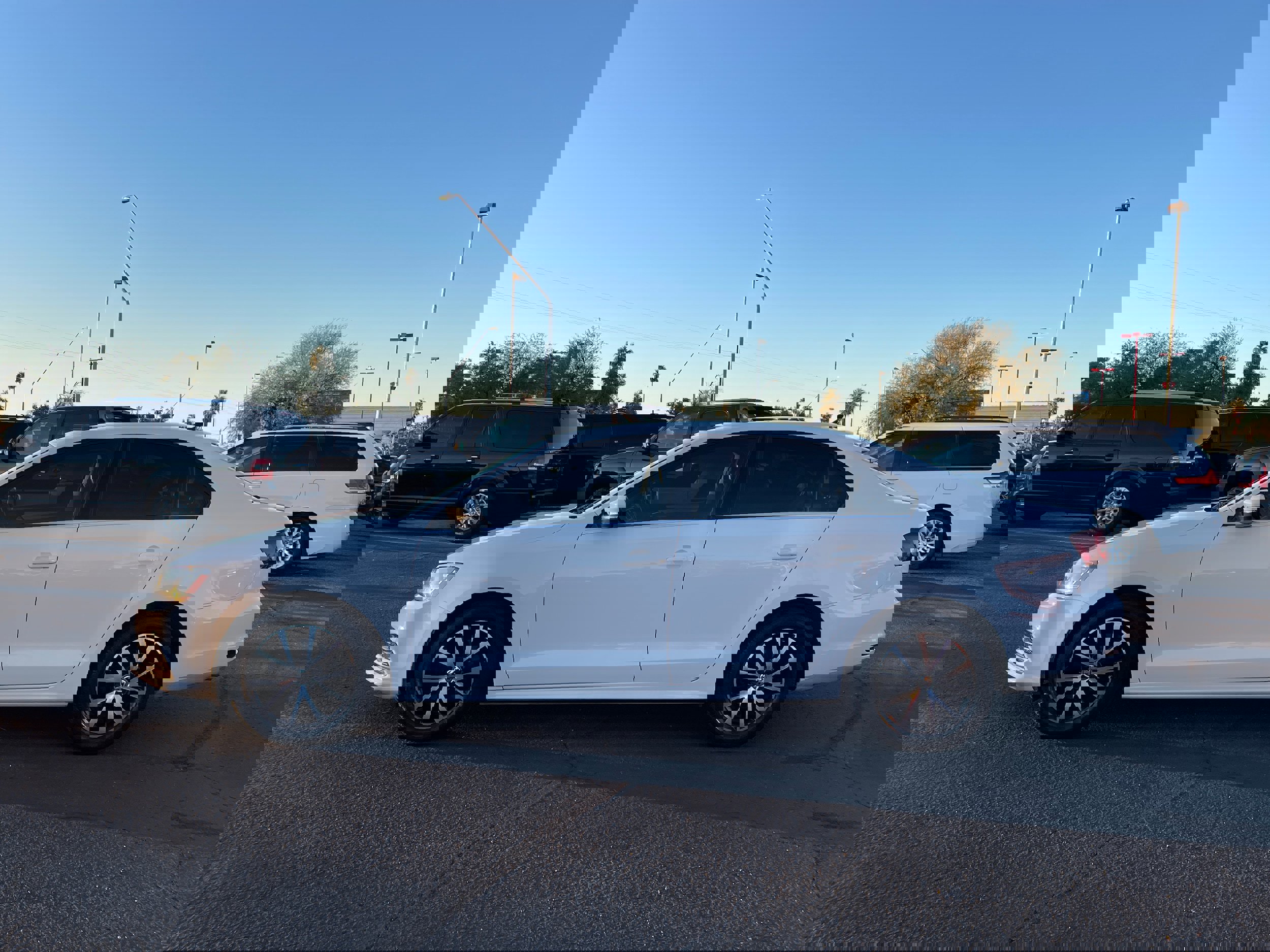 Used 2017 Volkswagen Jetta SE image 2