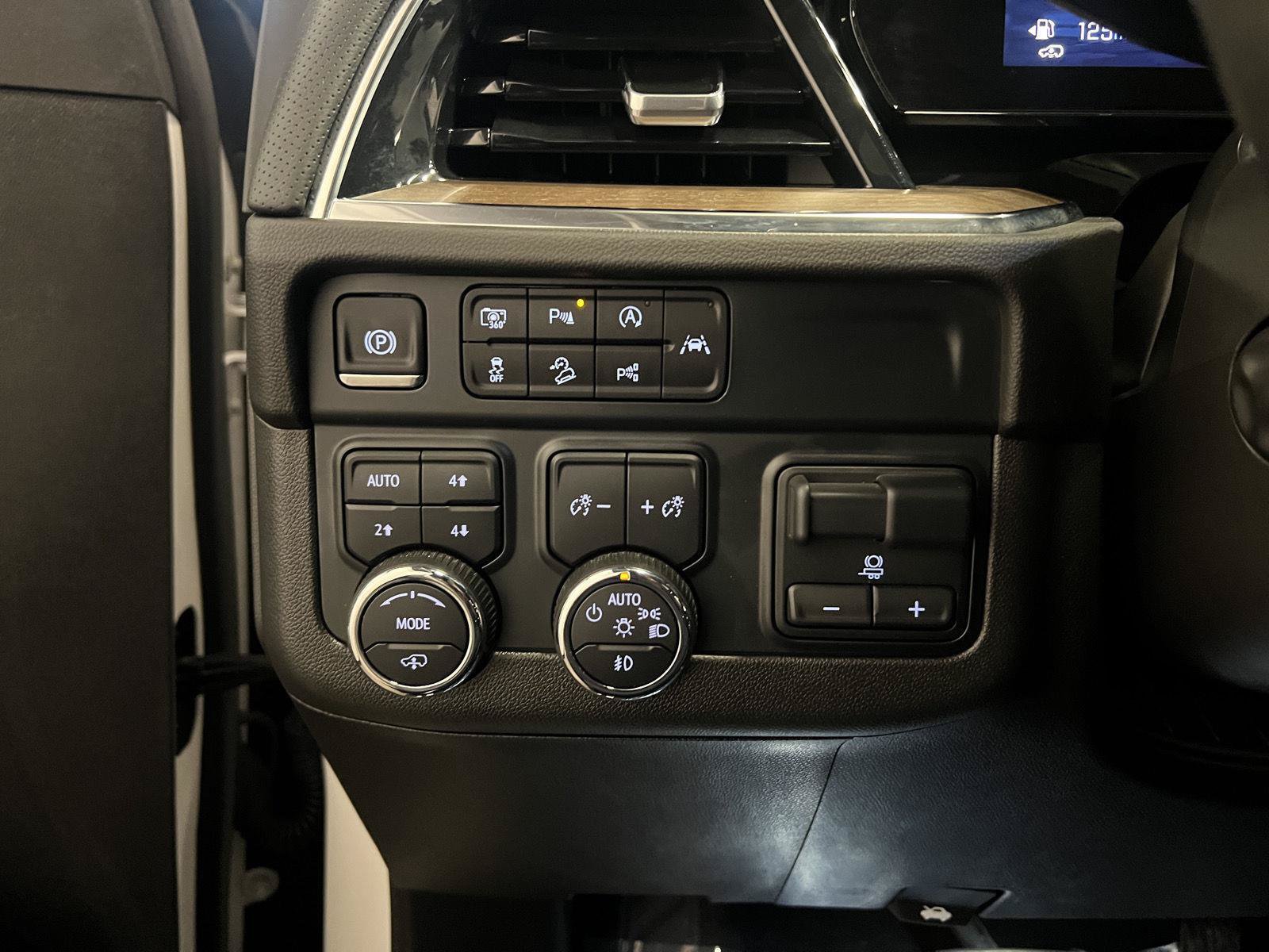 Used 2025 Chevrolet Suburban High Country AWD/4WD image 17