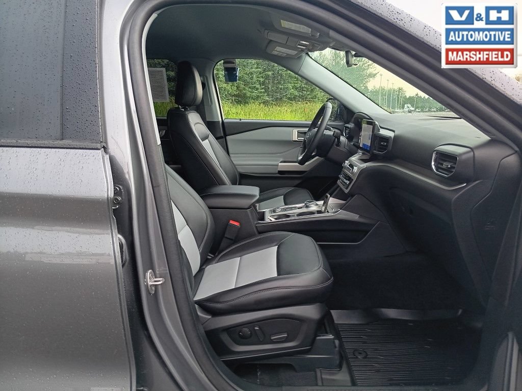 Used 2024 Ford Explorer XLT w/ Equipment Group 202A AWD/4WD image 16