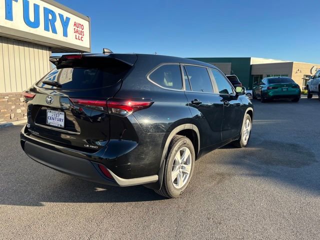 Used 2024 Toyota Highlander LE AWD/4WD image 10