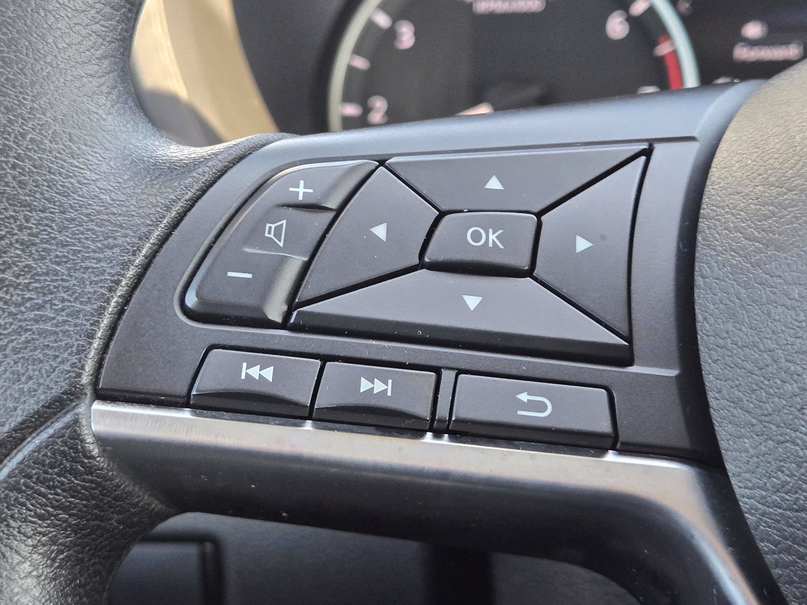 Used 2025 Nissan Sentra SV FWD image 24