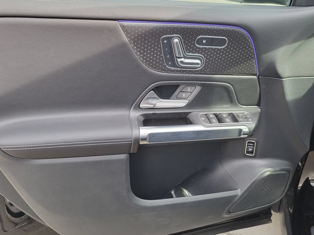 Used 2025 Mercedes-Benz GLB 250 4MATIC image 17