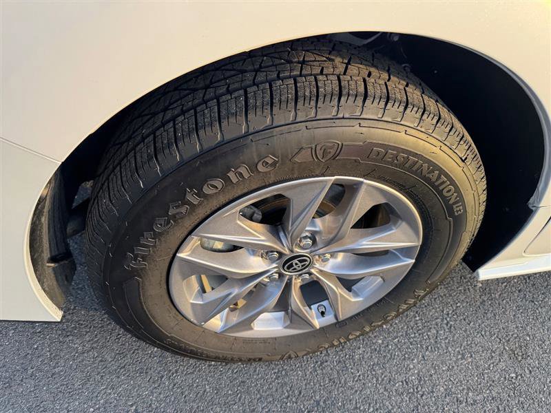 Used 2024 Toyota Sienna XLE image 25