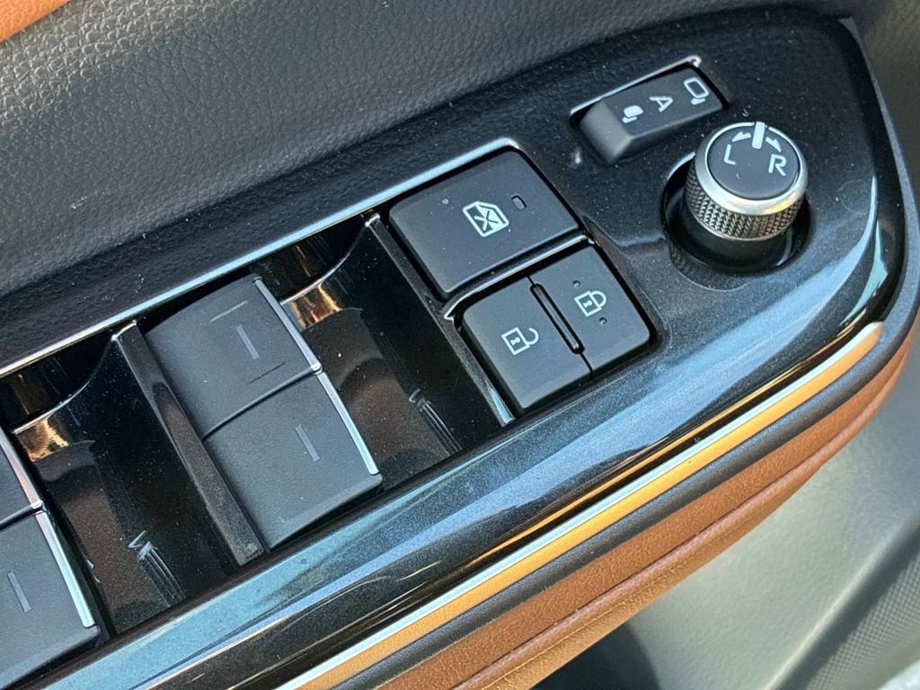 Used 2025 Toyota Crown Signia w/ Advanced Technology Package image 21