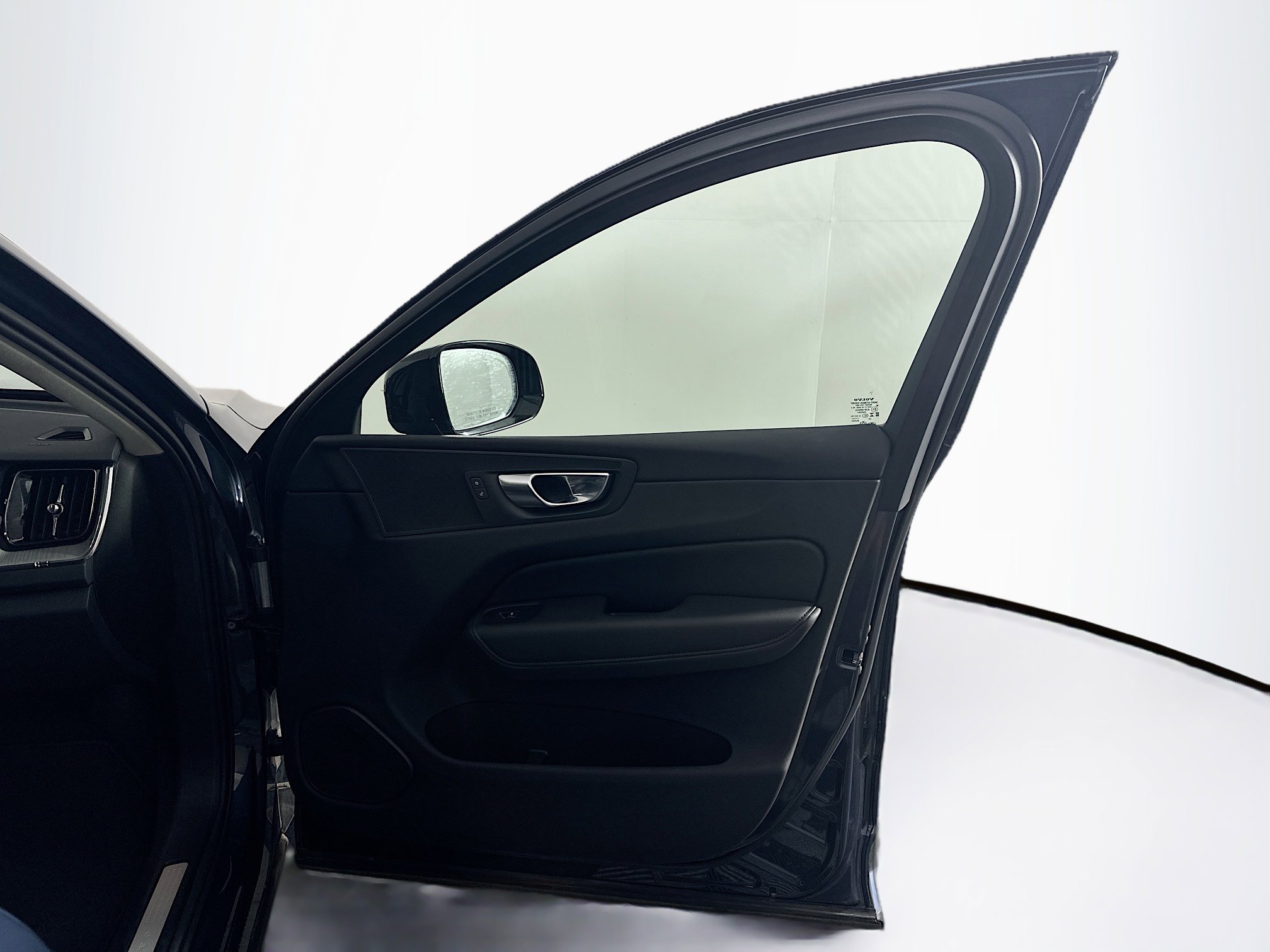 Used 2025 Volvo XC60 B5 Plus image 33