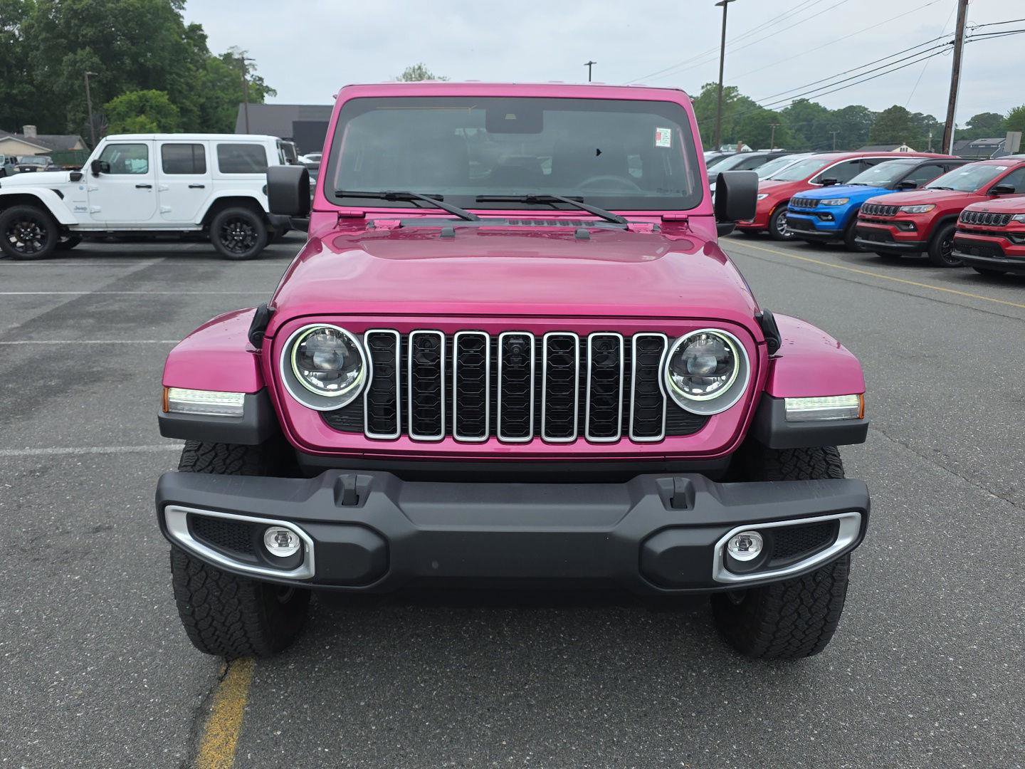 Used 2024 Jeep Wrangler Unlimited Sahara w/ Technology Group AWD/4WD image 2