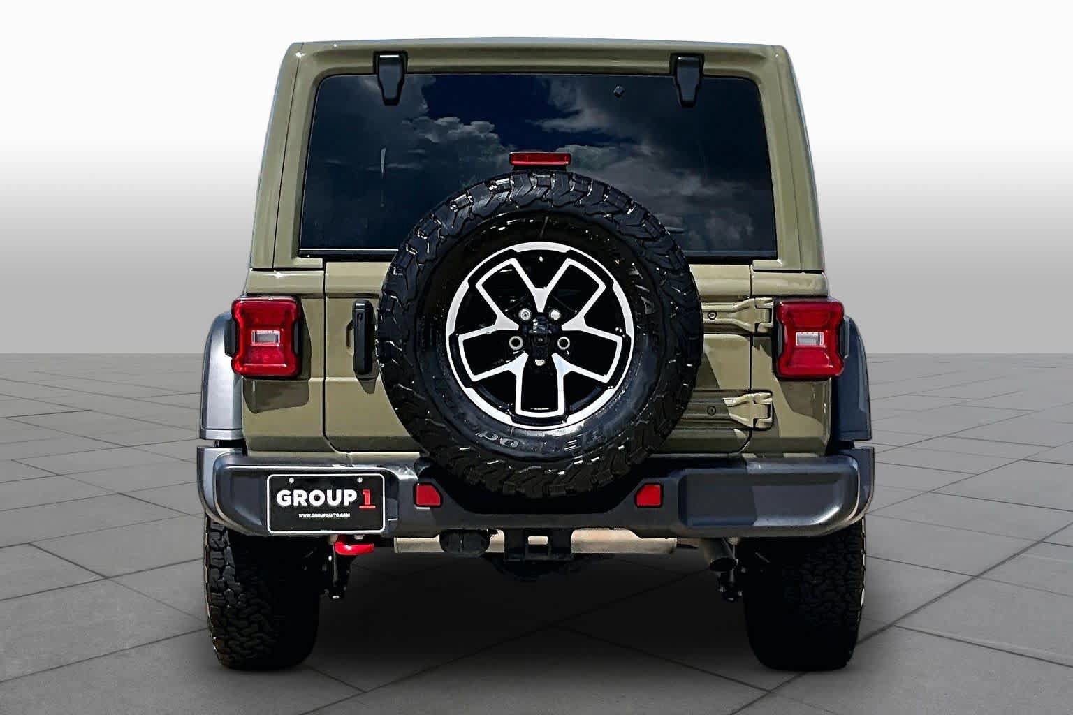 Used 2025 Jeep Wrangler Unlimited Rubicon w/ Convenience Group AWD/4WD image 5