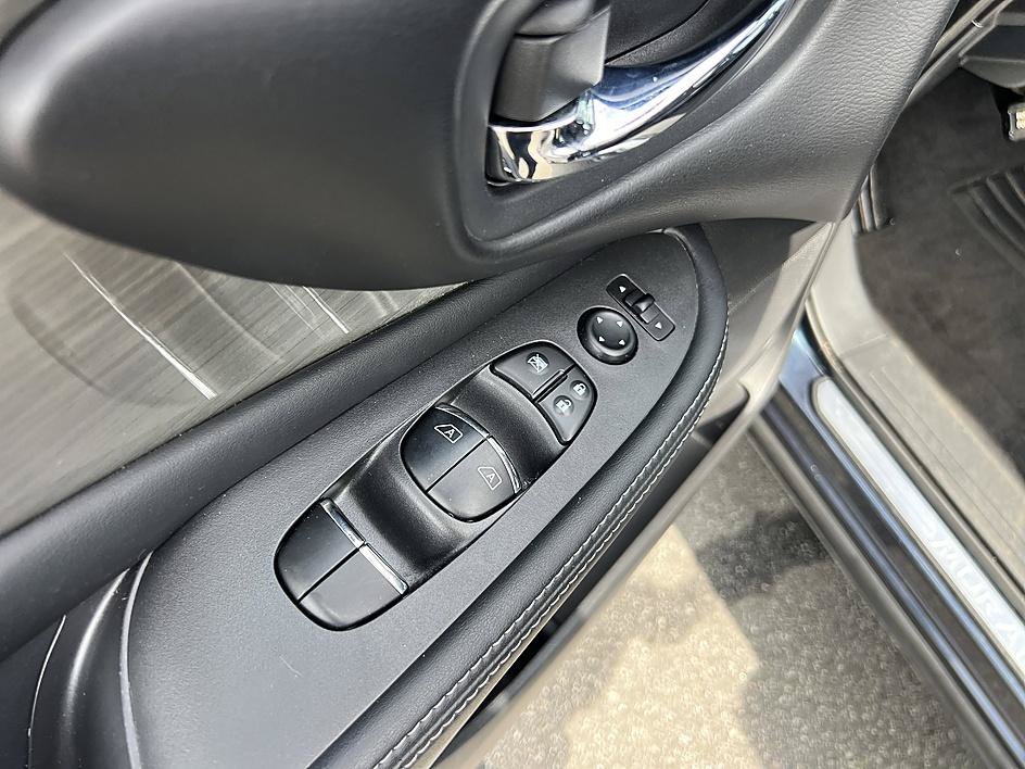 Used 2017 Nissan Murano Platinum w/ Platinum Technology Package FWD image 21