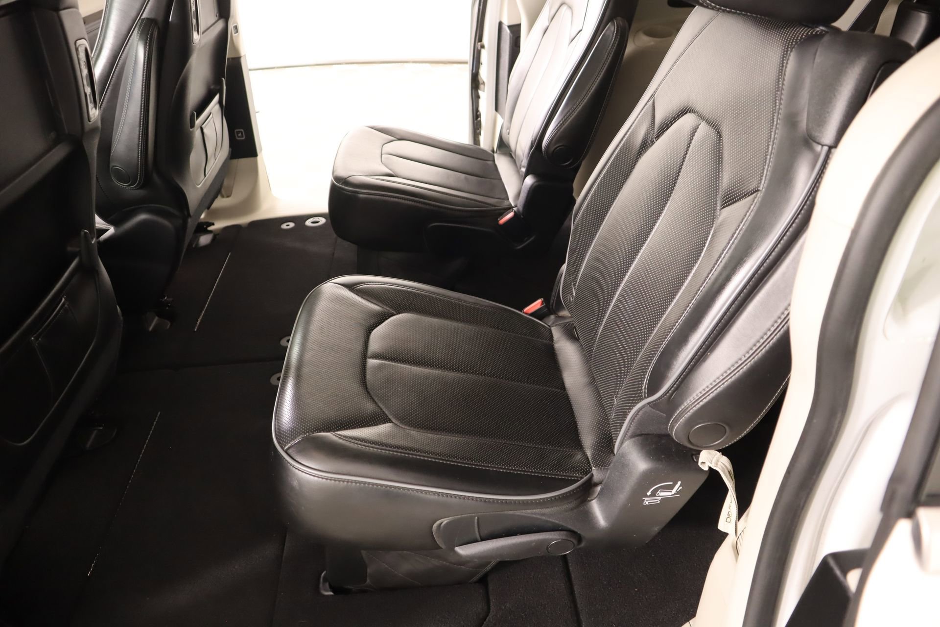 Used 2017 Chrysler Pacifica Limited w/ UConnect Theater Package image 13