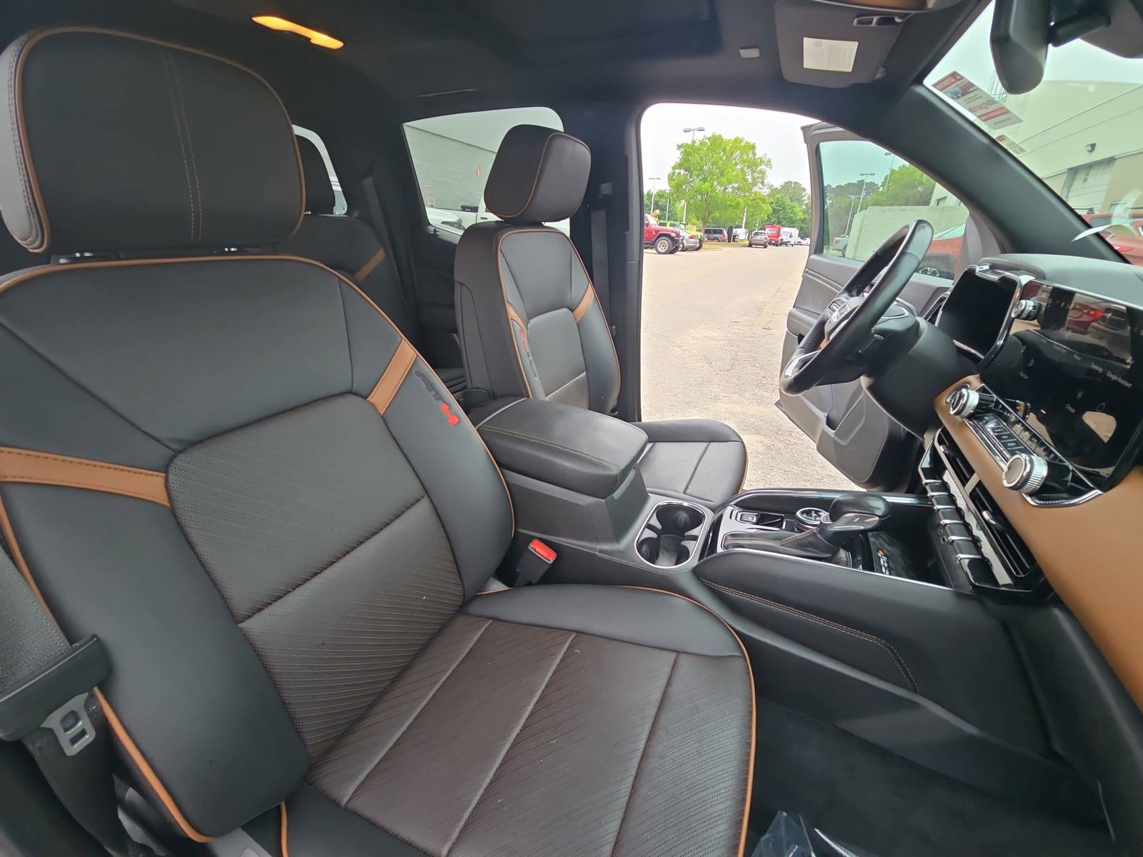 Used 2023 GMC Canyon AT4 w/ AT4 Premium Package AWD/4WD image 10