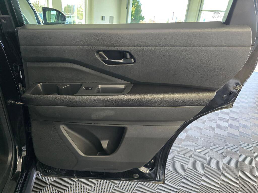 Used 2025 Nissan Pathfinder SV image 40