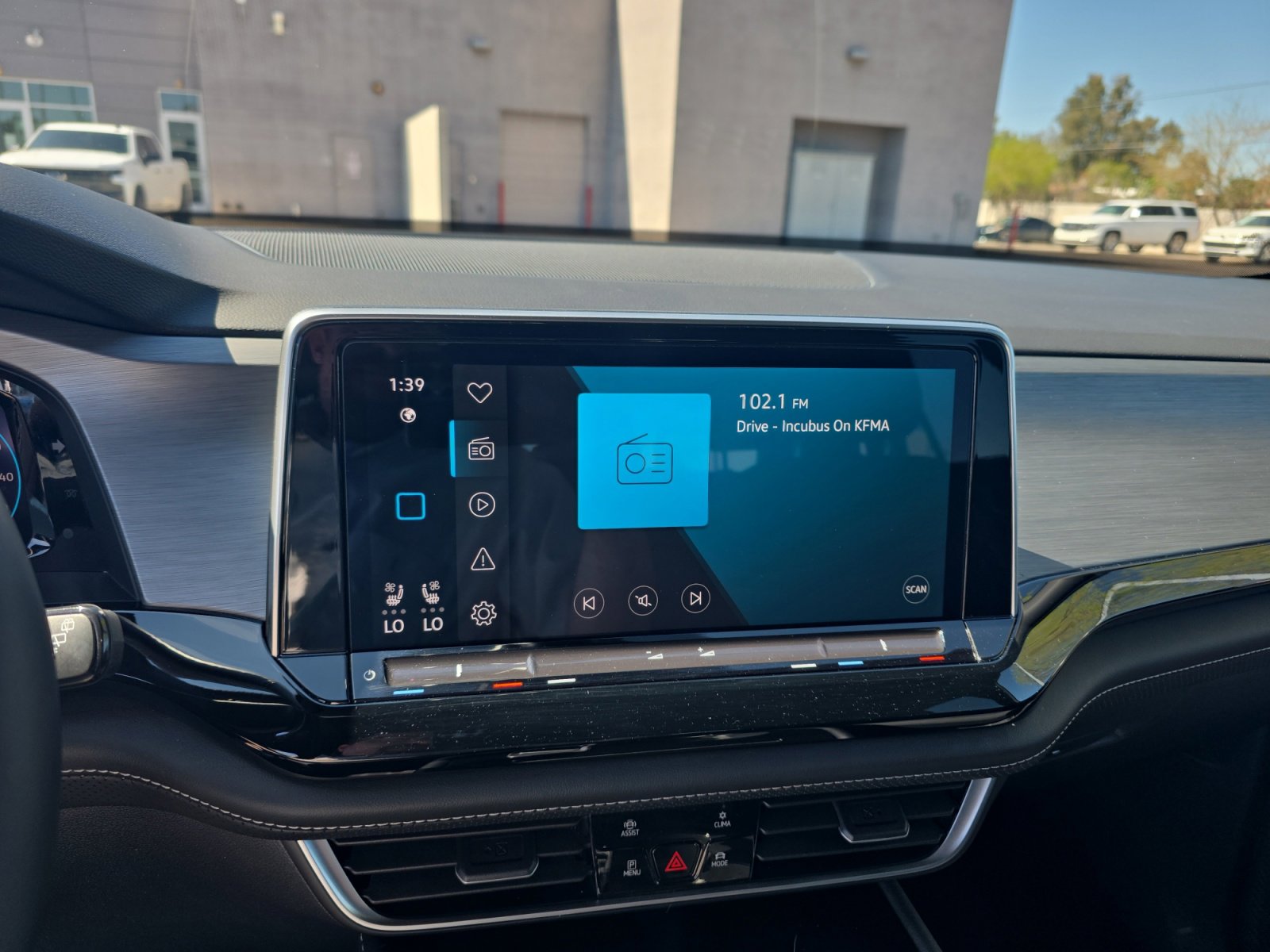 Used 2024 Volkswagen Atlas Cross Sport SE image 12