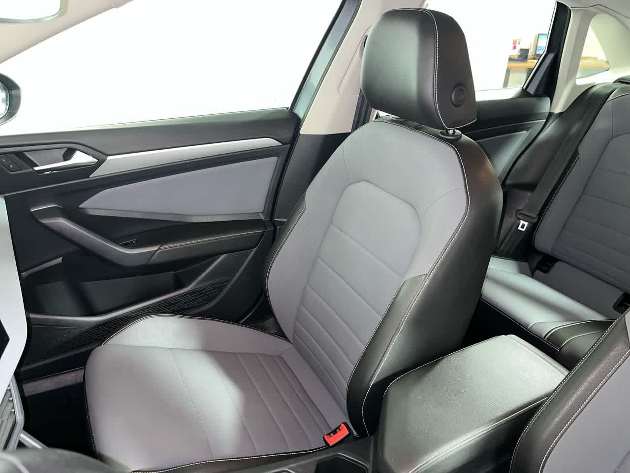 Used 2025 Volkswagen Jetta SE FWD image 27