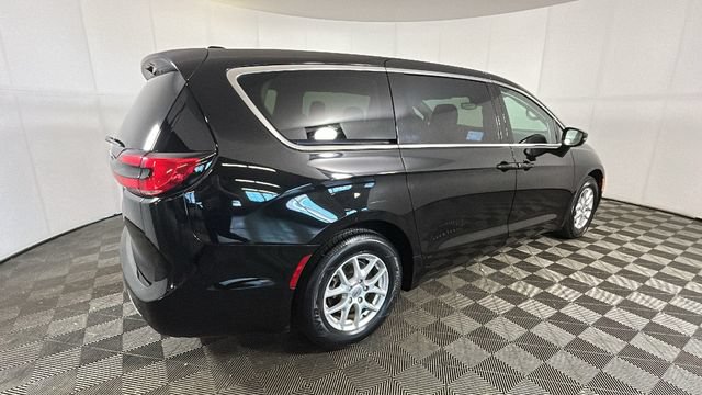 Used 2024 Chrysler Pacifica Touring-L FWD image 2
