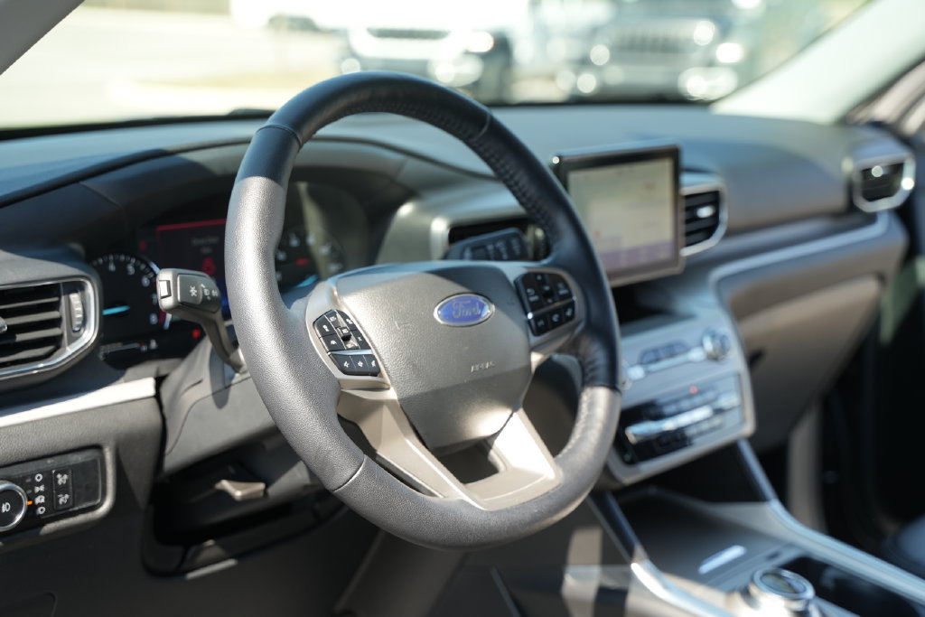 Used 2024 Ford Explorer XLT w/ Equipment Group 202A AWD/4WD image 31