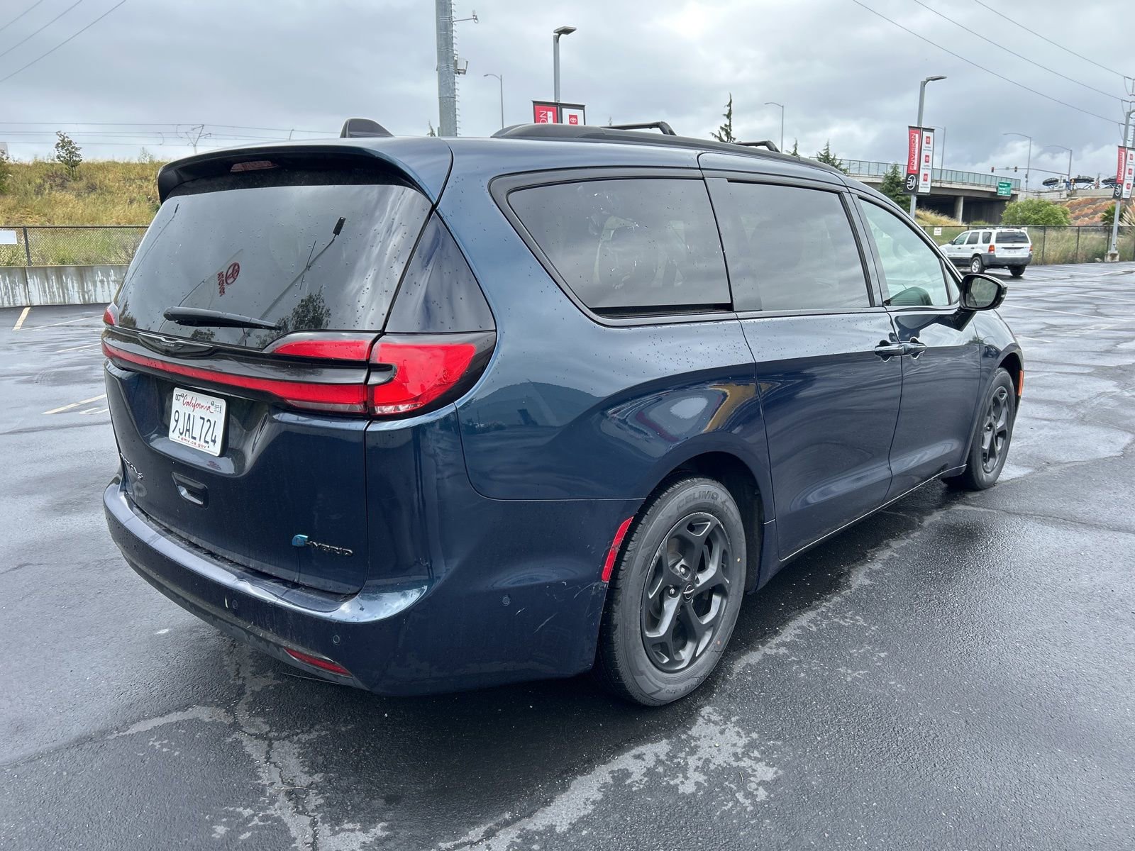 Used 2024 Chrysler Pacifica Premium image 4